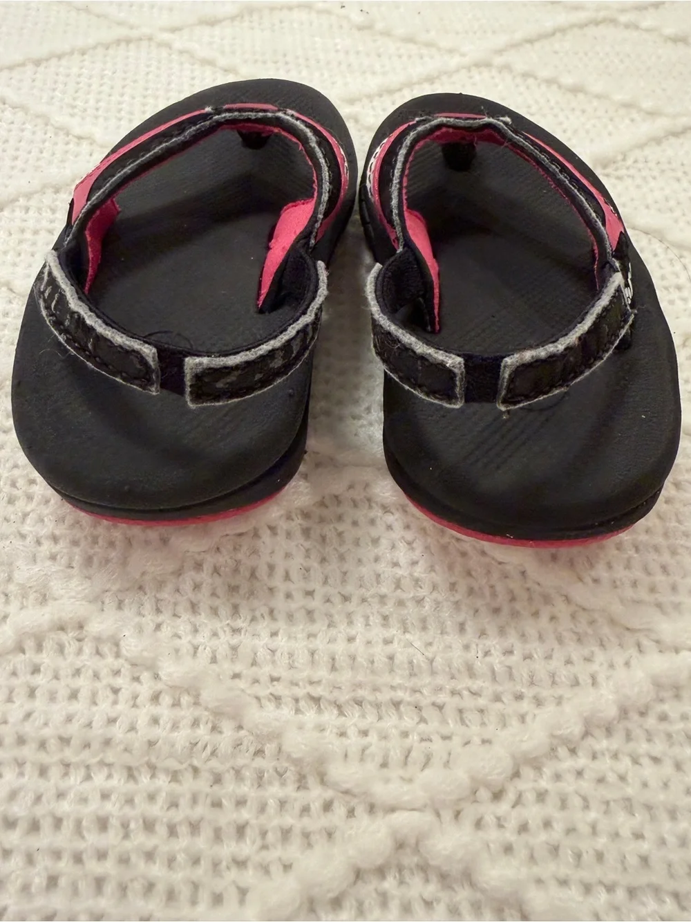 Reef Kids Black and Pink Toe-Post Sandals size 3/4
